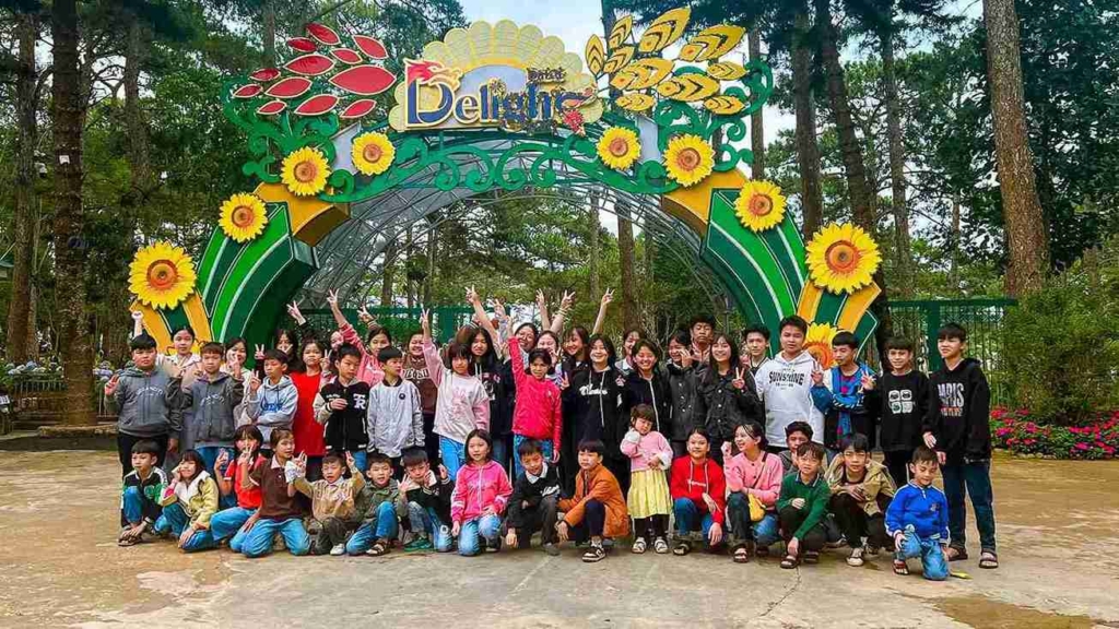 Các em nhỏ có hoàn cảnh khó khăn trải nghiệm các dịch vụ tại công viên Ánh sáng & Nghệ thuật Delight Park Đà Lạt. 