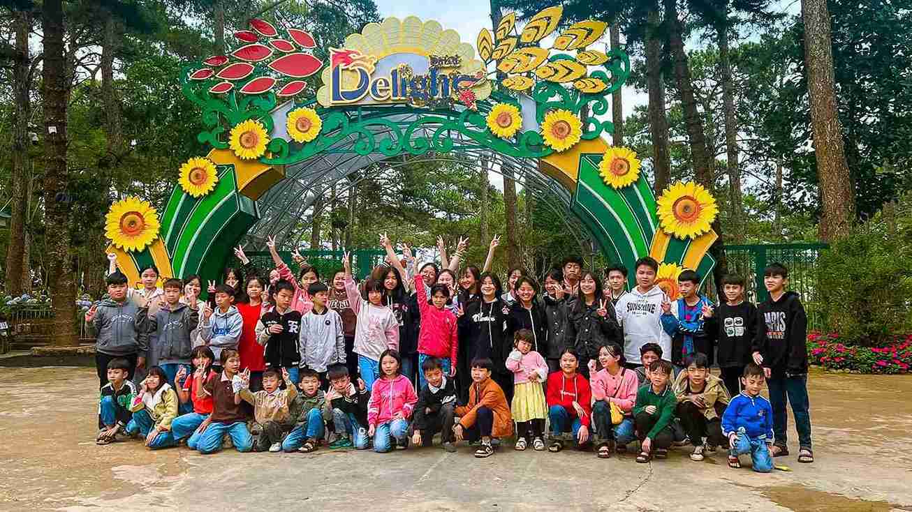 Hơn 200 trẻ em có hoàn cảnh đặc biệt tham quan Công viên ánh sáng nghệ thuật tại Đà Lạt
